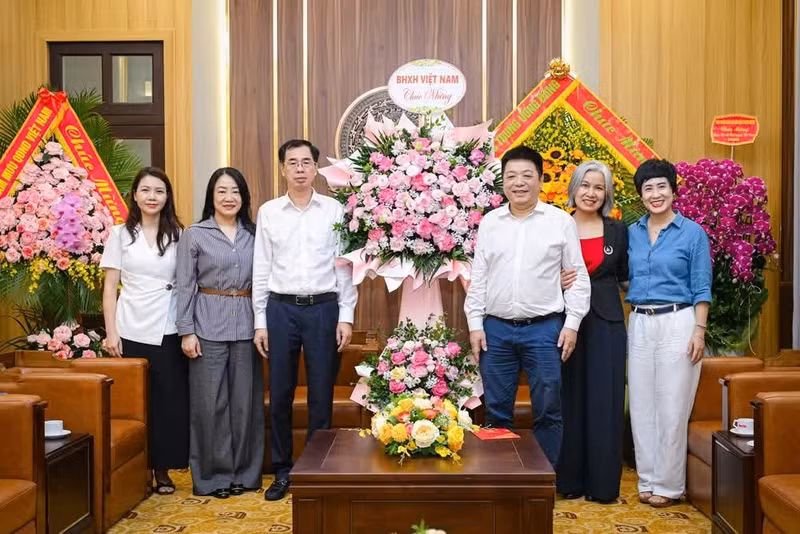 Una delegación del Seguro Social de Vietnam, encabezada por su subdirector general, Dao Viet Anh, congratula a los periodistas y trabajadores de Nhan Dan.