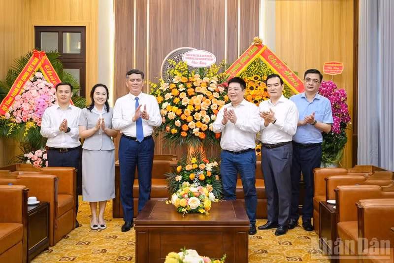 Que Dinh Nguyen recibe al vicepresidente del Comité Central del Frente de la Patria de Vietnam, Tran Thang.