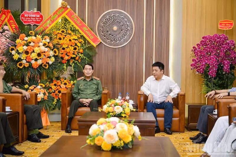 El vicepresidente-editor del periódico Nhan Dan, Que Dinh Nguyen, recibie al teniente general Le Quoc Hung, viceministro de Seguridad Pública. (Foto: Bao Long)