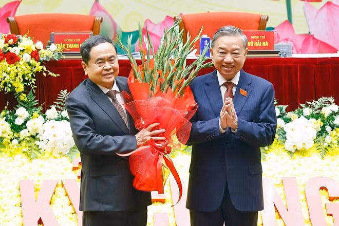El secretario general del Partido Comunista de Vietnam, To Lam, entrega flores para felicitar a la Asamblea del Partido. Foto: VNA