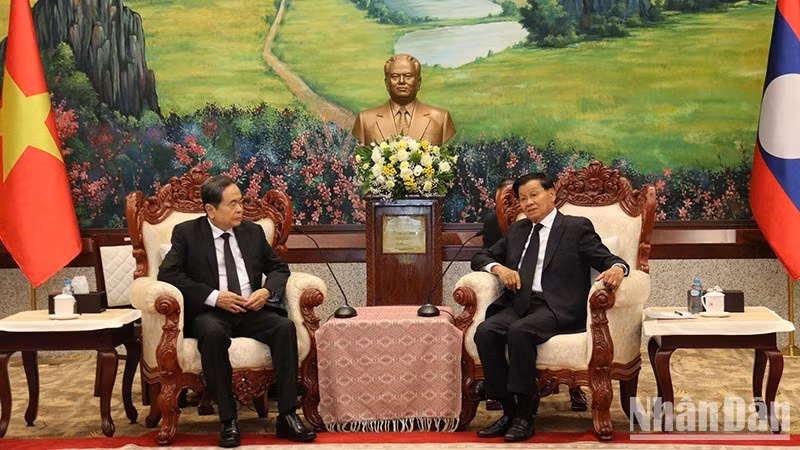 El presidente de la Asamblea Nacional de Vietnam, Tran Thanh Man, y el secretario general del Partido Popular Revolucionario de Laos y presidente del país, Thongloun Sisoulith. (Fuente: Nhan Dan)