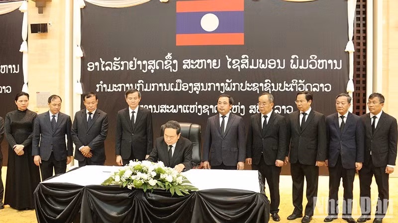 La delegación de alto nivel del Partido y el Estado de Vietnam, encabezada por Tran Thanh Man, miembro del Buró Político y presidente de la Asamblea Nacional, acude a rendir homenaje y firmar el libro de condolencias por el fallecimiento de Xaysomphone Phomvihane, miembro del Buró Político y presidente de la Asamblea Nacional de Laos. (Fuente: Nhan Dan)