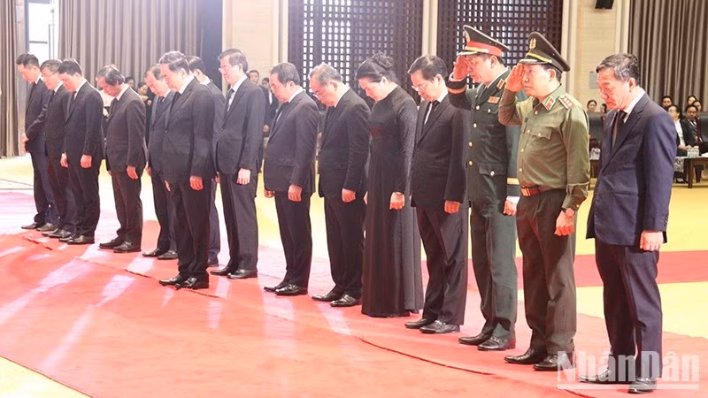La delegación de alto nivel del Partido y el Estado de Vietnam, encabezada por Tran Thanh Man, miembro del Buró Político y presidente de la Asamblea Nacional, acude a rendir homenaje a Xaysomphone Phomvihane, miembro del Buró Político y presidente de la Asamblea Nacional de Laos. (Fuente: Nhan Dan)