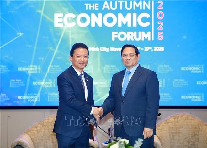 El primer ministro de Vietnam, Pham Minh Chinh, recibe a Hem Vanndy, ministro de Industria, Ciencia, Tecnología e Innovación de Camboya (Foto: VNA)