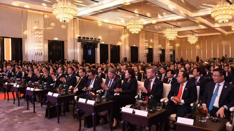 Representantes vietnamitas en el foro.
