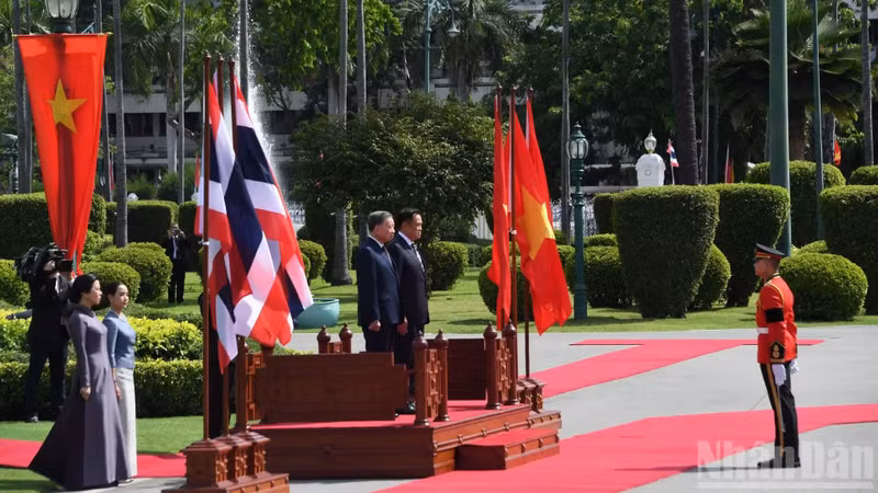 [Foto] Efectúan ceremonia oficial de bienvenida al máximo dirigente de Vietnam en Tailandia ảnh 3