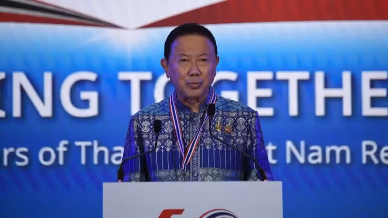 El presidente senior de la Cámara de Comercio de Tailandia y de la Federación de Cámaras de Comercio de Tailandia, y presidente de la Asociación de Amistad Tailandia-Vietnam, Sanan Angubolkul, interviene en la cita.