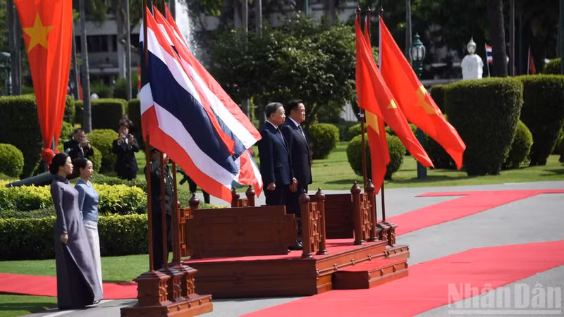 El máximo líder vietnamita To Lam y el primer ministro tailandés, Anutin Charnvirakul, en la recepción ceremonial.