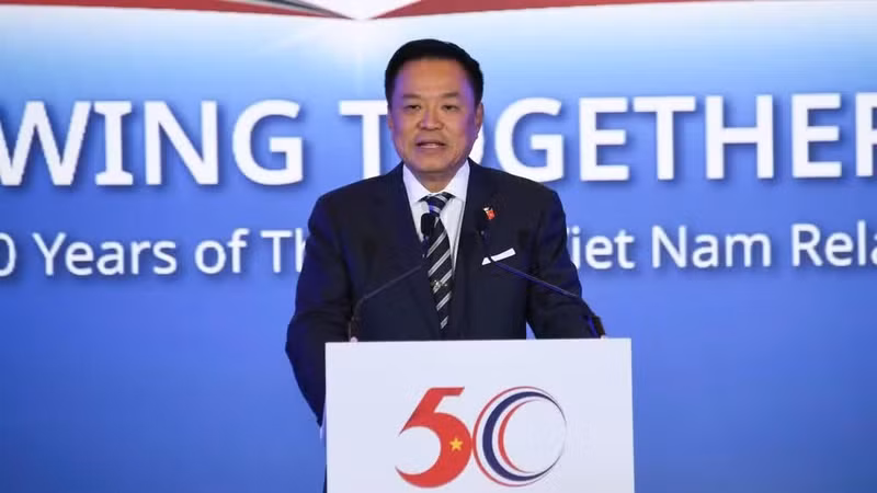 El primer ministro de Tailandia, Anutin Charnvirakul, habla en la cita.