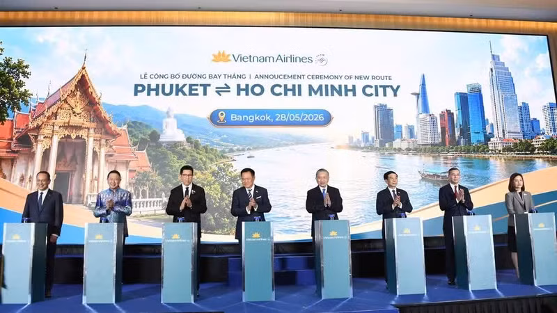 El máximo líder vietnamita To Lam y el primer ministro tailandés Anutin Charnvirakul asisten a la ceremonia inaugural de la ruta aérea directa Phuket-Ciudad Ho Chi Minh operada por la aerolínea nacional Vietnam Airlines.