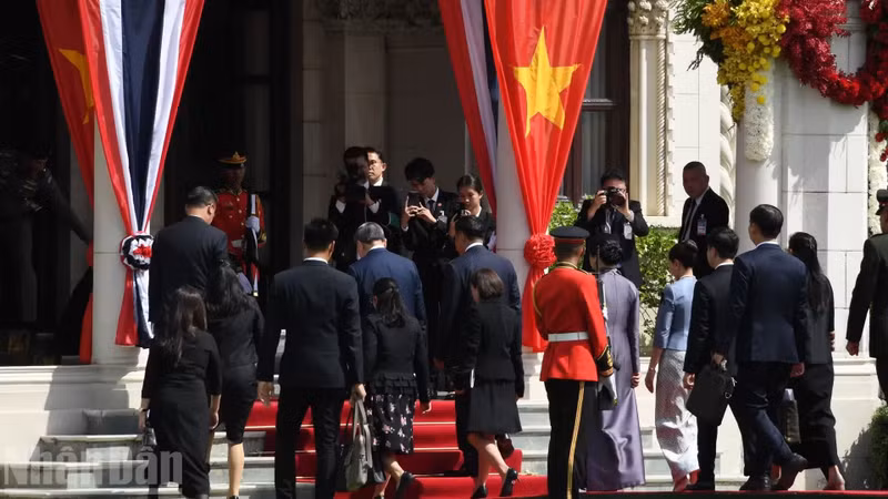 Ambos dirigentes sostienen conversaciones luego de la ceremonia de bienvenida,