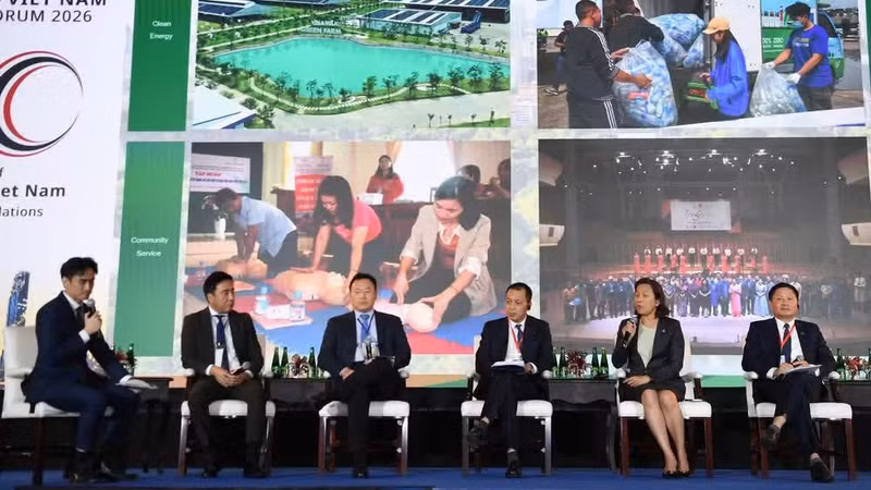 Ponentes en una mesa redonda en el marco del Foro Empresarial Vietnam-Tailandia.