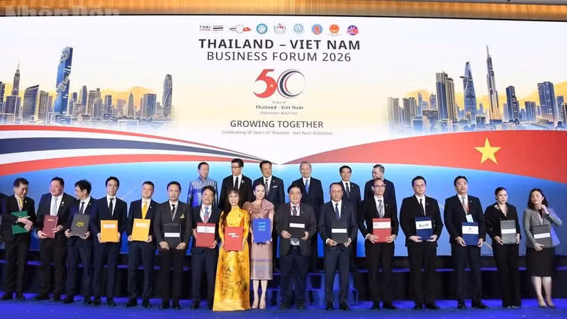 El secretario general del Partido Comunista y presidente de Vietnam, To Lam, el primer ministro de Tailandia, Anutin Charnvirakul, y delegados en el evento.