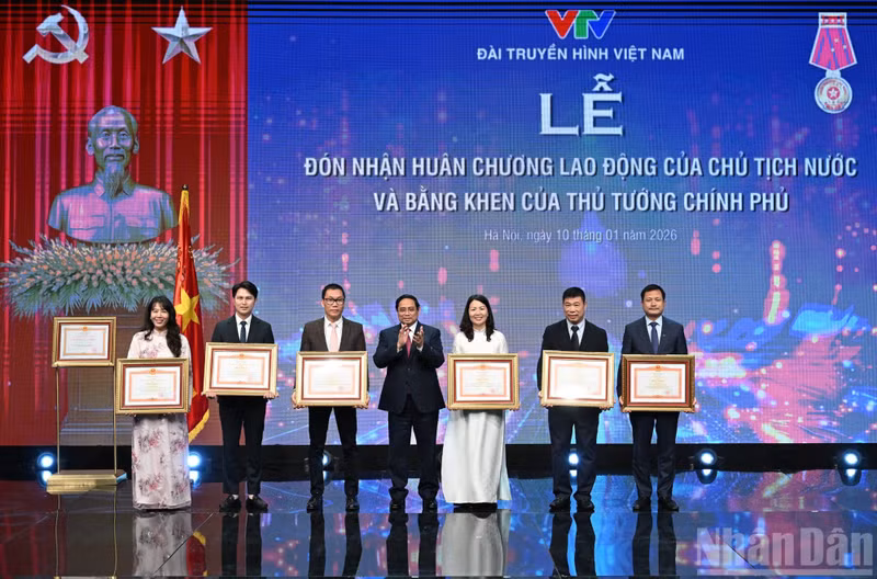 El primer ministro de Vietnam, Pham Minh Chinh, concedió Certificados de Mérito del Primer Ministro a colectivos e individuos sobresalientes de VTV.