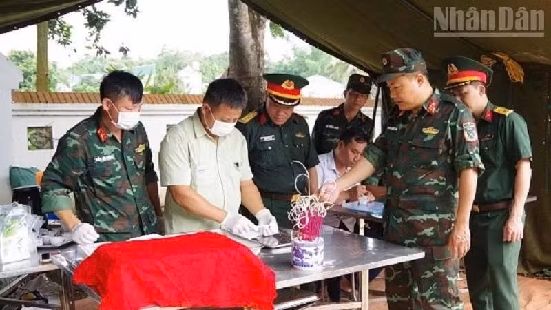 El coronel Duong Quoc Long, subcomisario político del Alto Mando Militar de la provincial de Dien Bien, inspecciona el proceso de toma de muestras en el Cementerio de Mártires de Doc Lap.