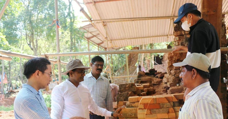 Expertos vietnamitas e indios supervisan las obras de restauración de la Torre F, parte del Sitio de Patrimonio Mundial de My Son. (Fuente: VNA) 