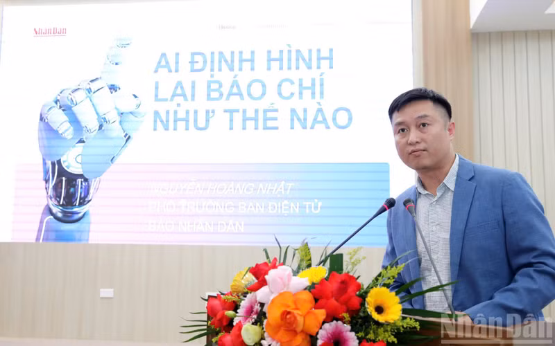 El subjefe de la Redacción de Nhan Dan Digital, Hoang Nhat, habla en el coloquio.