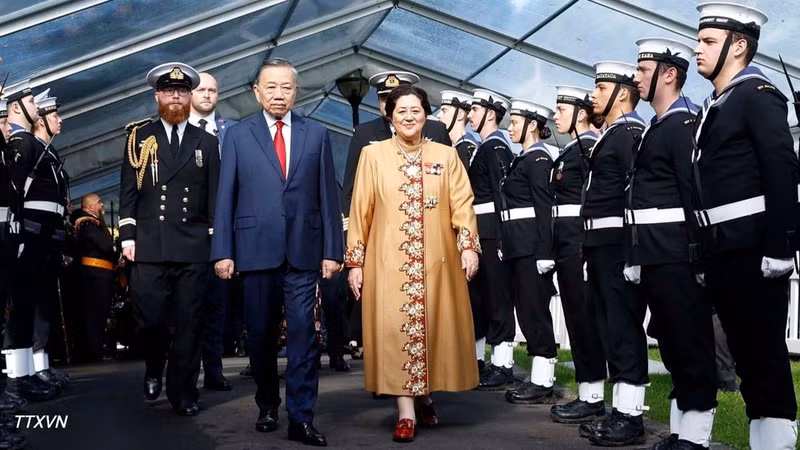 El secretario general del Comité Central del Partido Comunista de Vietnam y presidente de la República, To Lam (izquierda), y la gobernadora general de Nueva Zelanda, Dame Cindy Kiro, pasan revista a la guardia de honor durante la ceremonia oficial de bienvenida en Auckland, el 13 de agosto de 2026. (Foto: VNA)