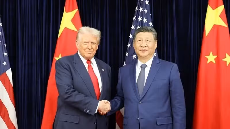 El secretario general del Partido Comunista y presidente de China, Xi Jinping, se reúne con el presidente estadounidense Donald Trump en la ciudad surcoreana de Busan, el 30 de octubre de 2025. (Foto: www.gov.cn)