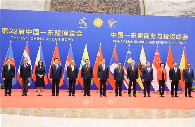 Jefes de delegaciones de los países de la Asean y China posan para una foto de grupo. Foto: VNA