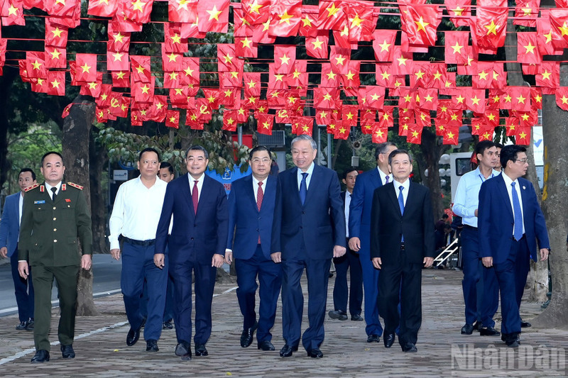 El secretario general del Partido Comunista de Vietnam, To Lam, y los dirigentes del Partido y del Estado, acuden a la circunscripción electoral del barrio Ba Dinh, Hanói.