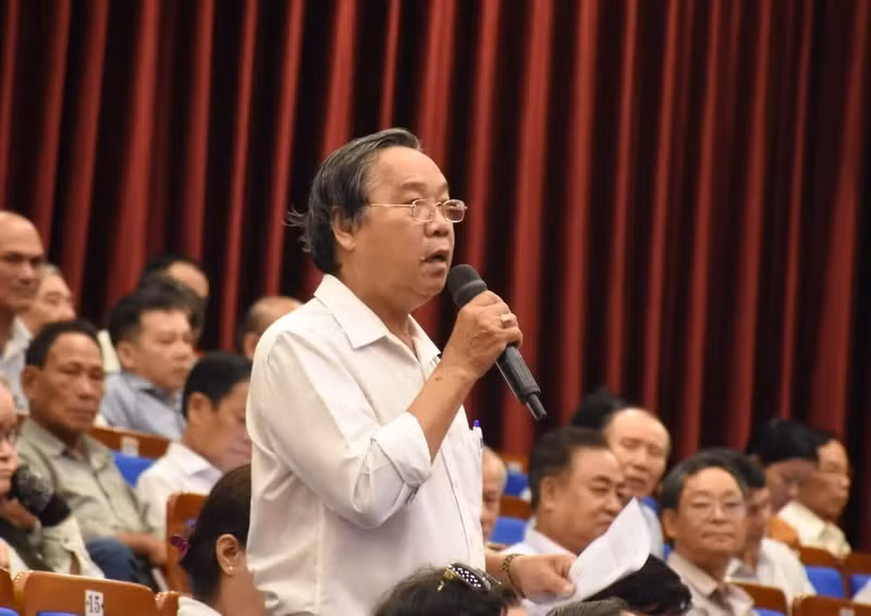 El votante Ngo Nhat Anh del barrio de Thanh Khe hace una pregunta en la reunión.