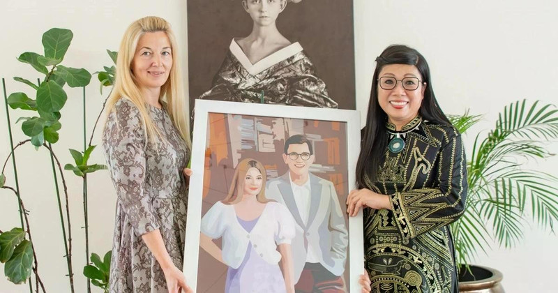 Cuadro especial regalado por Le Thi Bich Tran, esposa del primer ministro vietnamita, a Evelin Oras, cónyuge del jefe del Gobierno estonio. (Fuente: VNA) 