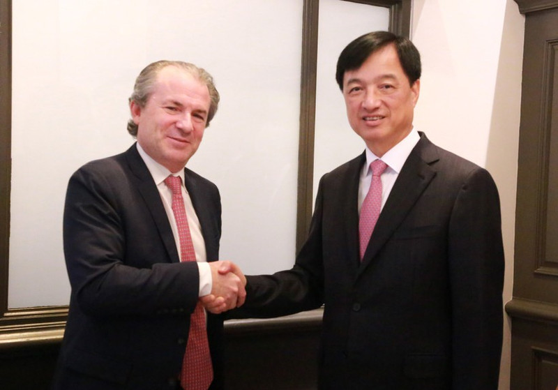 El secretario del Comité del Partido de Hanói, Nguyen Duy Ngoc, se reúne con Daniel Rosen, director ejecutivo de Rosen Partners. (Foto: VNA)