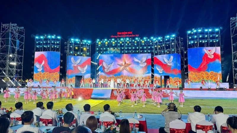 Celebran programa artístico en saludo a la implementación del gobierno local de dos niveles