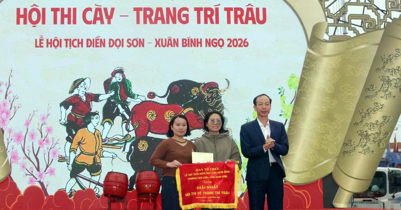El comité organizador otorga el primer premio a la pintora Nguyen Thi My Dung. 