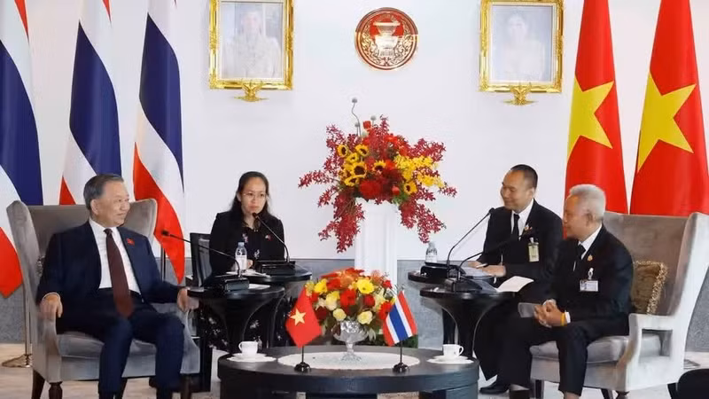 El secretario general del Partido Comunista de Vietnam y presidente de la República, To Lam, se reúne con el presidente del Parlamento y de la Cámara de Representantes de Tailandia, Sophon Saram. (Fuente: VNA)
