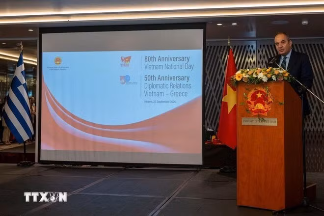 El primer vicepresidente del Parlamento griego, Ioannis Plakiotakis, interviene en la cita (Foto: VNA)