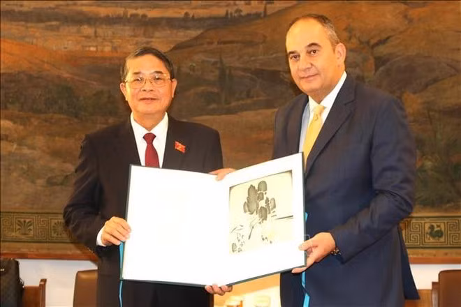 El vicepresidente de la Asamblea Nacional de Vietnam Nguyen Duc Hai (izquierda) y el primer vicepresidente del Parlamento griego, Ioannis Plakiotakis. (Foto: VNA)