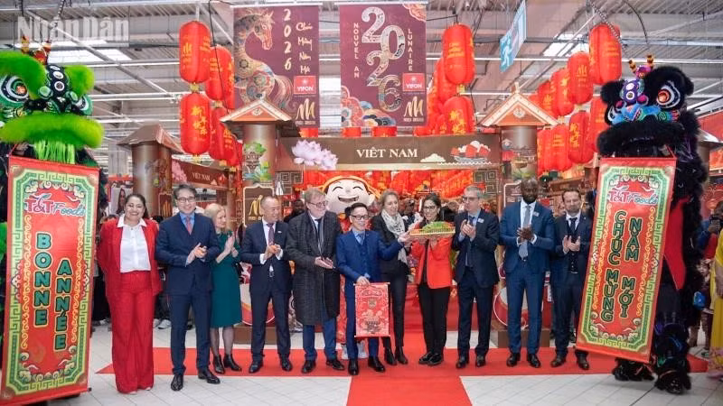 La Semana de Productos Vietnamitas en Francia, una actividad organizada con regularidad en los supermercados de ese país, contribuye a reforzar la confianza de los distribuidores locales y reafirma la capacidad de suministro y la reputación de las empresas vietnamitas. (Foto: Minh Duy)