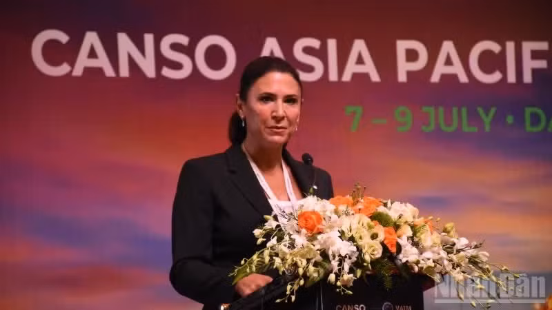 La vicepresidenta sénior de Operaciones Globales de CANSO, Andrea Sack, habla en la cita.