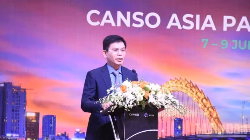 El viceministro de Construcción de Vietnam Le Anh Tuan habla en el evento.