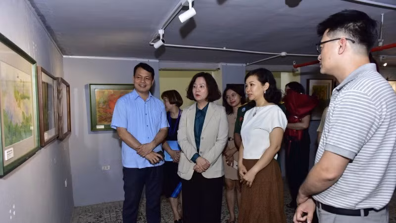 Visitantes en las exhibiciones. 