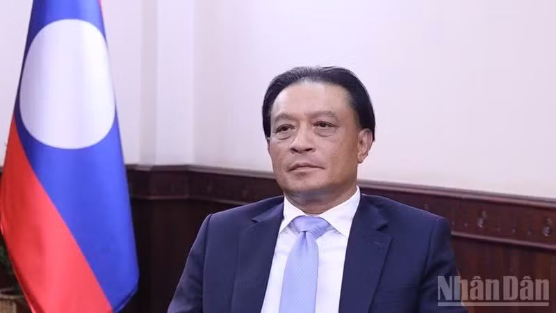 El vicecanciller laosiano Phongsavanh Sisoulath en la entrevista (Foto: Nhan Dan)