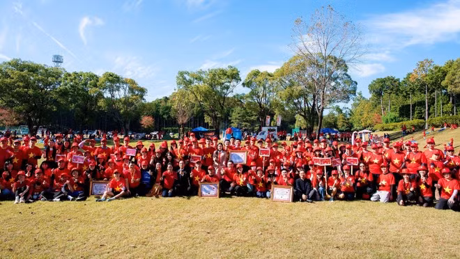 El momento más emotivo fue cuando más de mil vietnamitas formaron la bandera nacional, organizada en 15 bloques que representaban distintos sectores de la comunidad (Foto: VNA)