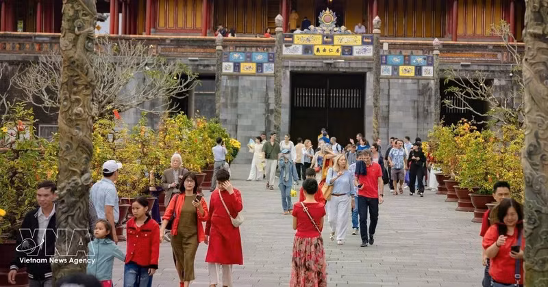 Turistas en la ciudad de Hue en los primeros días del Nuevo Año Lunar. (Fuente: VNA)