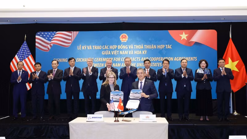 La firma del contrato de compra de 50 aviones Boeing 737 MAX entre la aerolínea nacional Vietnam Airlines y la Corporación de Boeing.