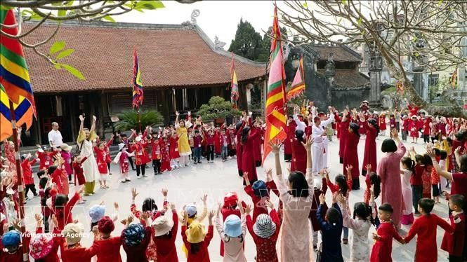Estudiantes de la ciudad de Viet Tri participan en una experiencia de canto Xoan en la casa comunal de Hung Lo. (Foto: VNA)
