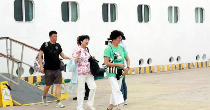 Turistas chinos llegan al puerto internacional de cruceros de Ha Long en la provincia de Quang Ninh. (Foto: VNA)