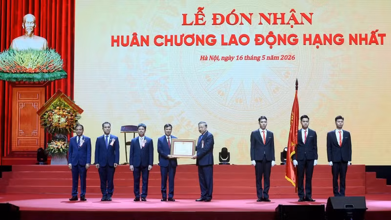 El secretario general del Partido Comunista y presidente de Vietnam, To Lam, entrega la Orden del Trabajo de Primera Clase a la Universidad Nacional de Hanói.