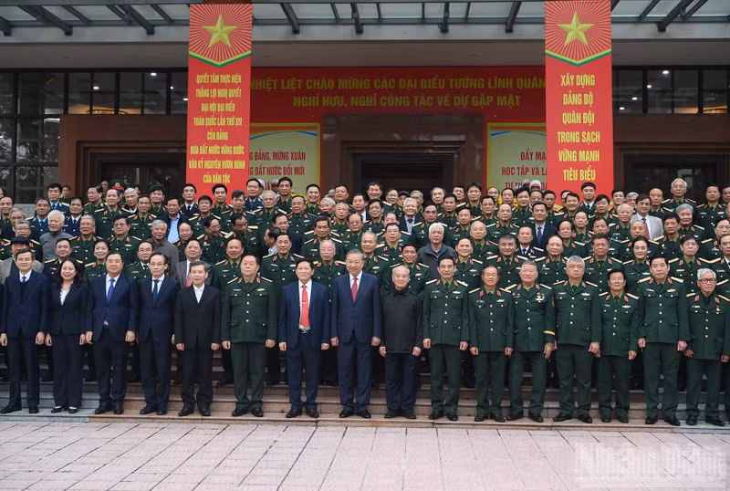 El secretario general To Lam y los asistentes al encuentro.