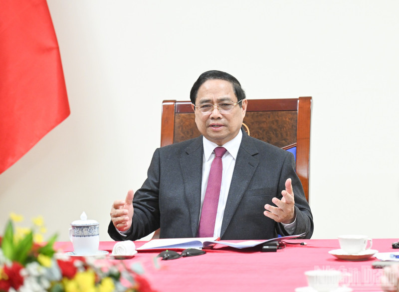 El primer ministro vietnamita, Pham Minh Chinh, mantiene conversación telefónica con su par de Singapur, Lawrence Wong.