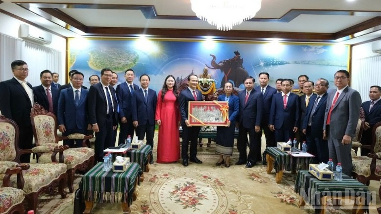 Una delegación del Comité Permanente del Partido de Da Nang realiza una visita de cortesía a los dirigentes de la provincia laosiana de Attapeu.