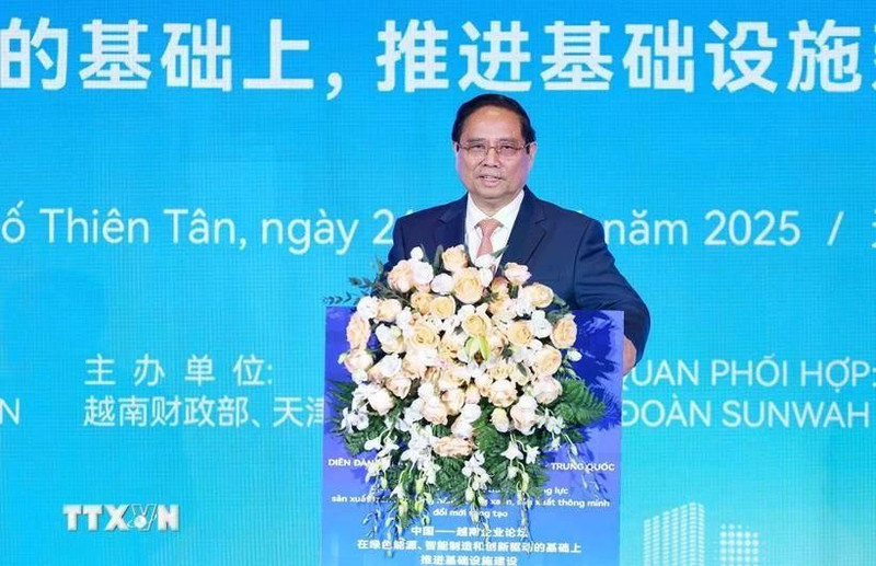 El primer ministro Pham Minh Chinh interviene en el Foro de Conexión Empresarial Vietnam-China en Tianjin (Foto: VNA) 