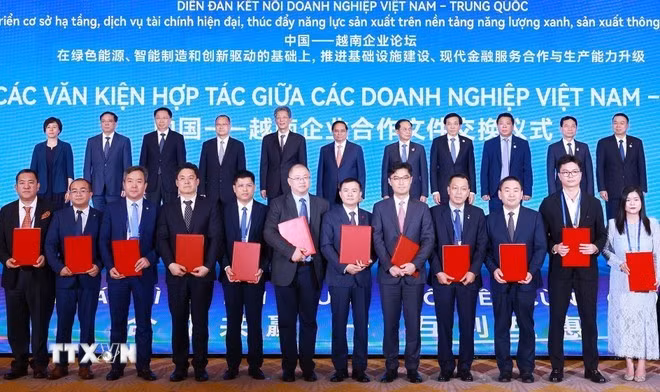 El acto de intercambio de acuerdos de cooperación entre empresas vietnamitas y chinas en el Foro (Foto: VNA)