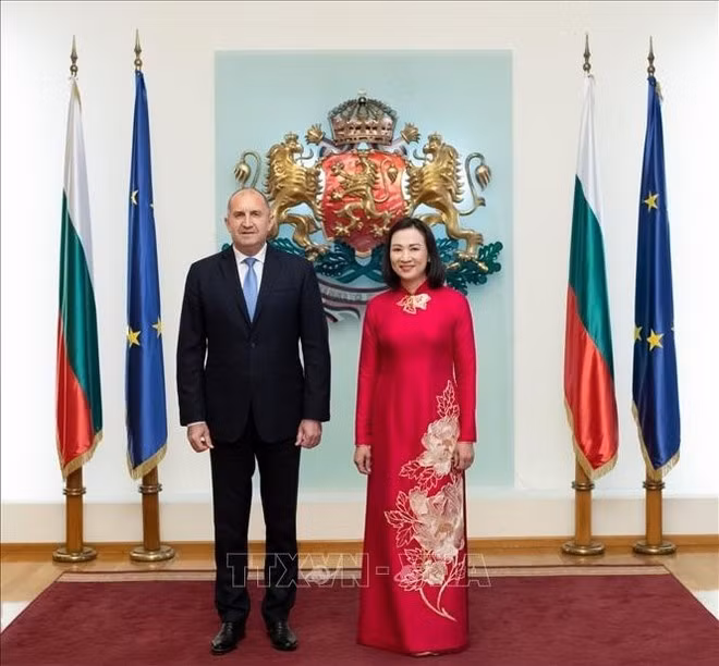 El presidente búlgaro, Rumen Radev, y la embajadora vietnamita, Nguyen Thi Minh Nguyet. (Foto: VNA)